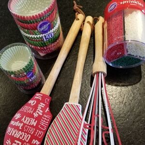 Wilton | 6 Piece Christmas Holiday Cake Cookie Cupcake Decoration Set Kitchen